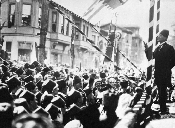 Atatürk'ün Bilim Mirası: Atatürk, 1934'te Bursa halkına hitap ediyor.