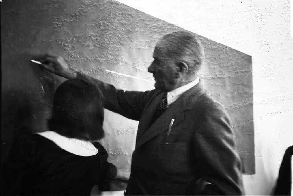 Atatürk tahtaya bir şeyler yazarken.