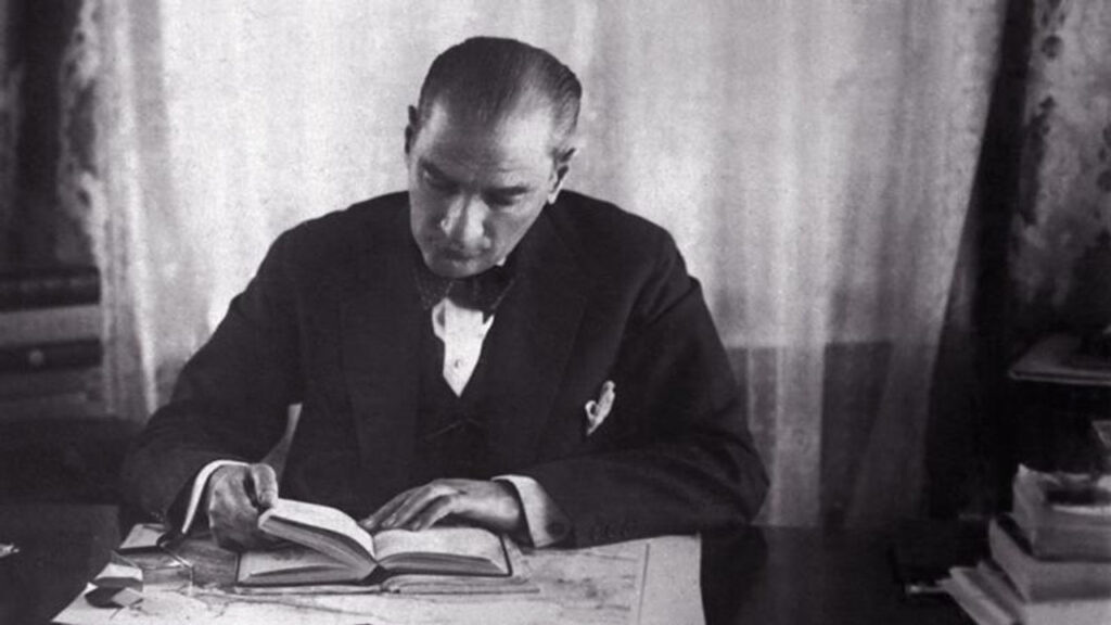 Atatürk'ün Bilim Mirası: Atatürk'ün bilim mirasının oluşmasında 52 yıllık akademik kariyerinin, okuduğu 3 bin 937 kitabın ve yazdığı 9 kitabın etkisi çok büyüktür.