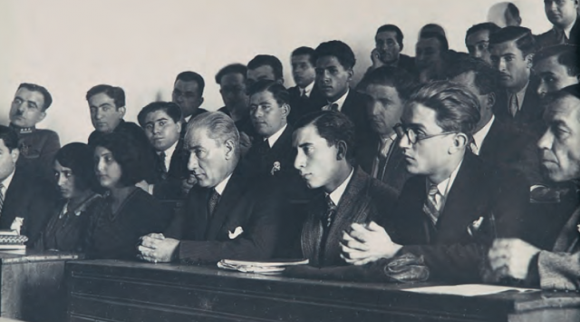 Atatürk derslikte öğrenciler ile.