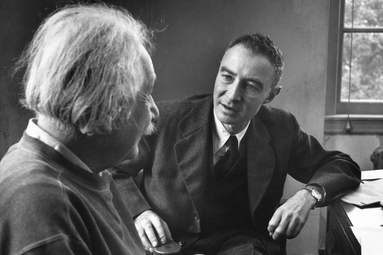 Einstein ve Oppenheimer birlikte çalışıyor.