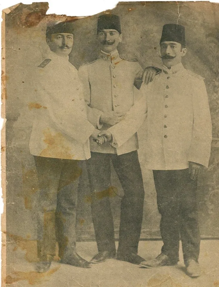 Mustafa Kemal, arkadaşları Halil ve Müfit beyler ile, Şam 1906