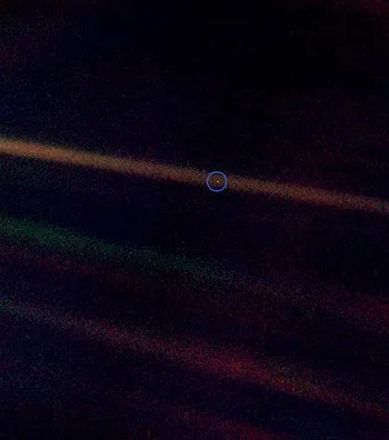 Voyager 1'in Çektiği Soluk Mavi Dünyamız.