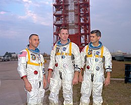 Apollo 1 mürettebatı, NASA astronotları, Apollo 1 kazası, uzay görevleri, uzay keşfi, Apollo programı, Gus Grissom, Edward H. White, Roger B. Chaffee, uzay tarihi, astronotlar, Apollo 1 ekibi, NASA tarihindeki olaylar, Ay'a yolculuk, uzay giysileri, roket rampası