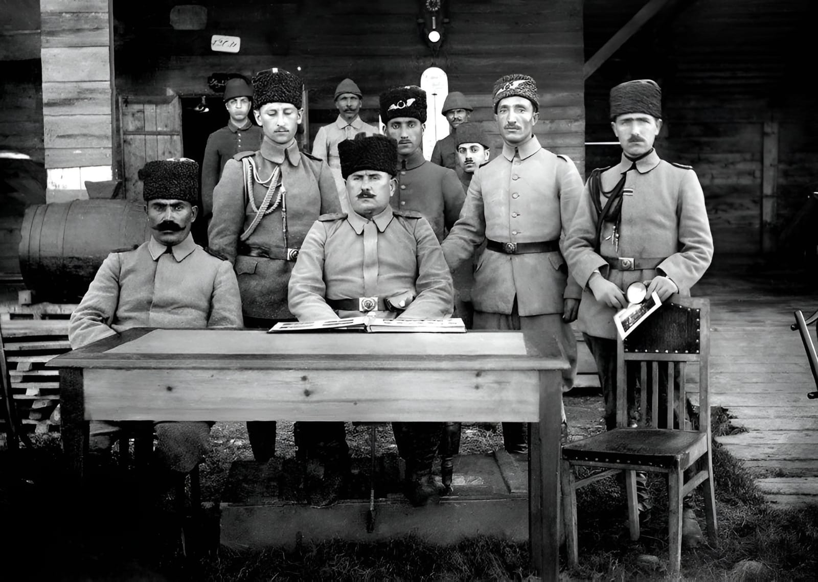 Kazım (Karabekir) Paşa ve askerleri masa başında