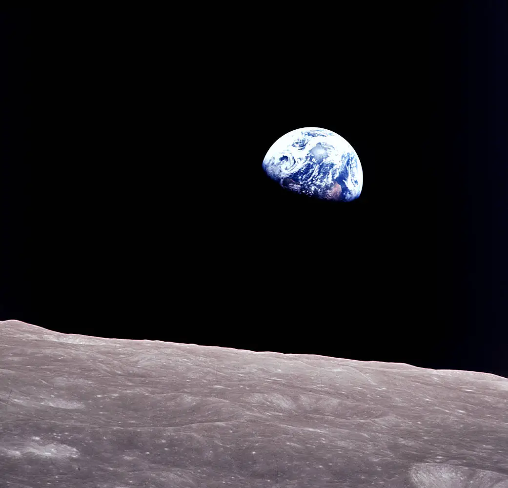 Earthrise, Dünya'nın doğuşu, Apollo 8, Ay'dan Dünya manzarası, uzay keşfi, Ay yüzeyi, uzaydan Dünya görüntüsü, NASA tarihi fotoğrafları, Dünya ve Ay arasındaki boşluk, evrenin derinliği, uzay araştırmaları, astronomi, Dünya'nın uzaydaki konumu, Ay yüzeyinden Dünya'nın görünümü