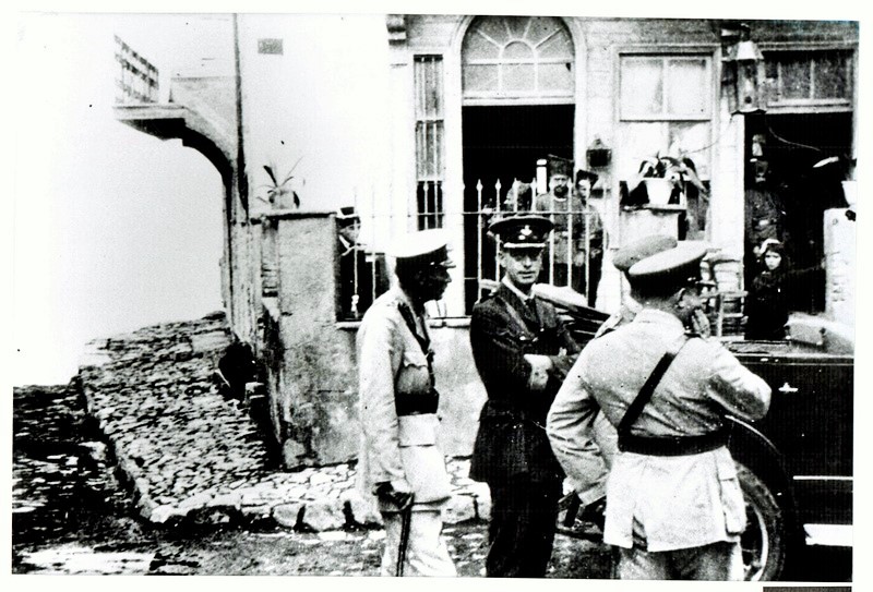 İngiltere'yi temsil eden General Harrington, Mudanya Mütarekesi'nin imzalandığı evin önünde, 1922