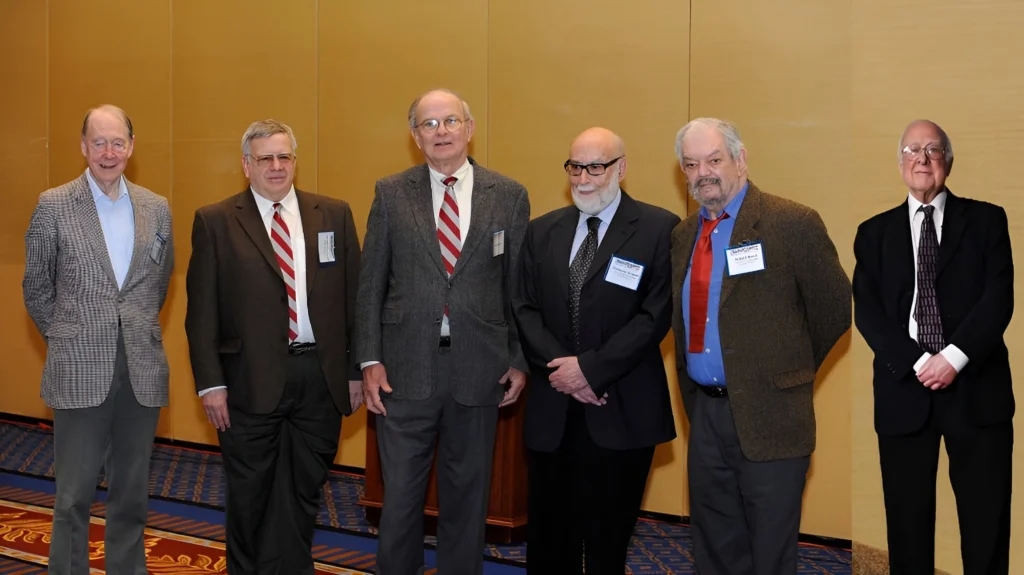 Çalışmaları için 2010 J. J. Sakurai Ödülü'nü alan 1964 PRL Simetri Kırılması Makaleleri'nin altı yazarı. Soldan sağa: Kibble, Guralnik, Hagen, Englert, Brout, Higgs