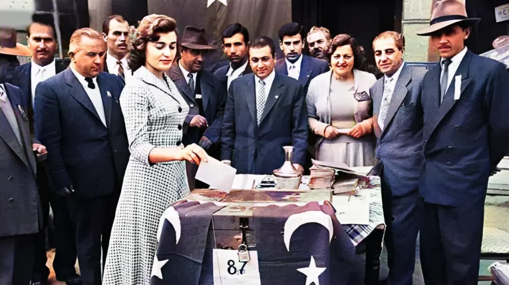 Atatürk - Kadınların Seçme ve Seçilme Hakkı