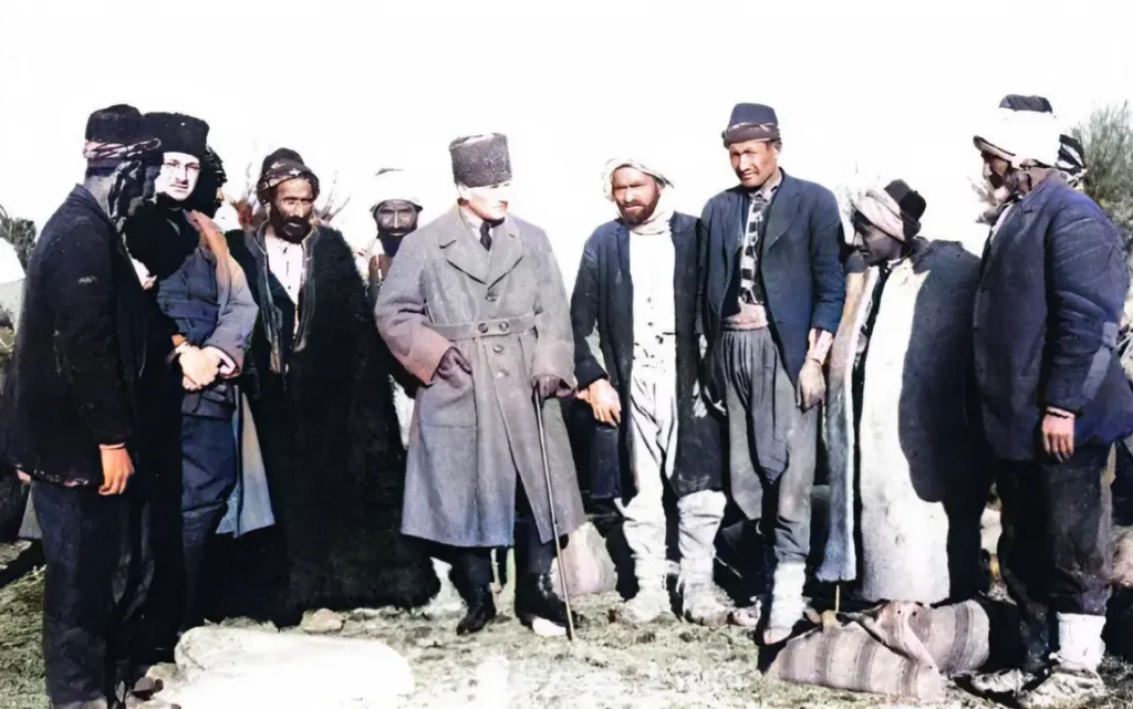 II. İnönü Muharebesi’nden önce. Tuz Gölü’nden Ankara’ya tuz taşıyan köylülerle sohbet ederken, Gölbaşı, Ankara, 6 Mart 1921 - Bağımsızlığın Şafağı