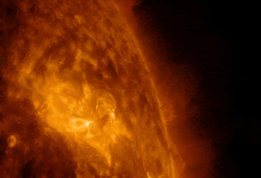 NASA'nın Solar Dynamics Gözlemevi tarafından kaydedilen yüksek enerjili Güneş patlaması ve Güneş'ten fırlayan koronal kütle atımı (CME). Bu görsel, Güneş'teki manyetik alanların yeniden düzenlenmesinin çarpıcı bir sonucunu gösteriyor. TUA