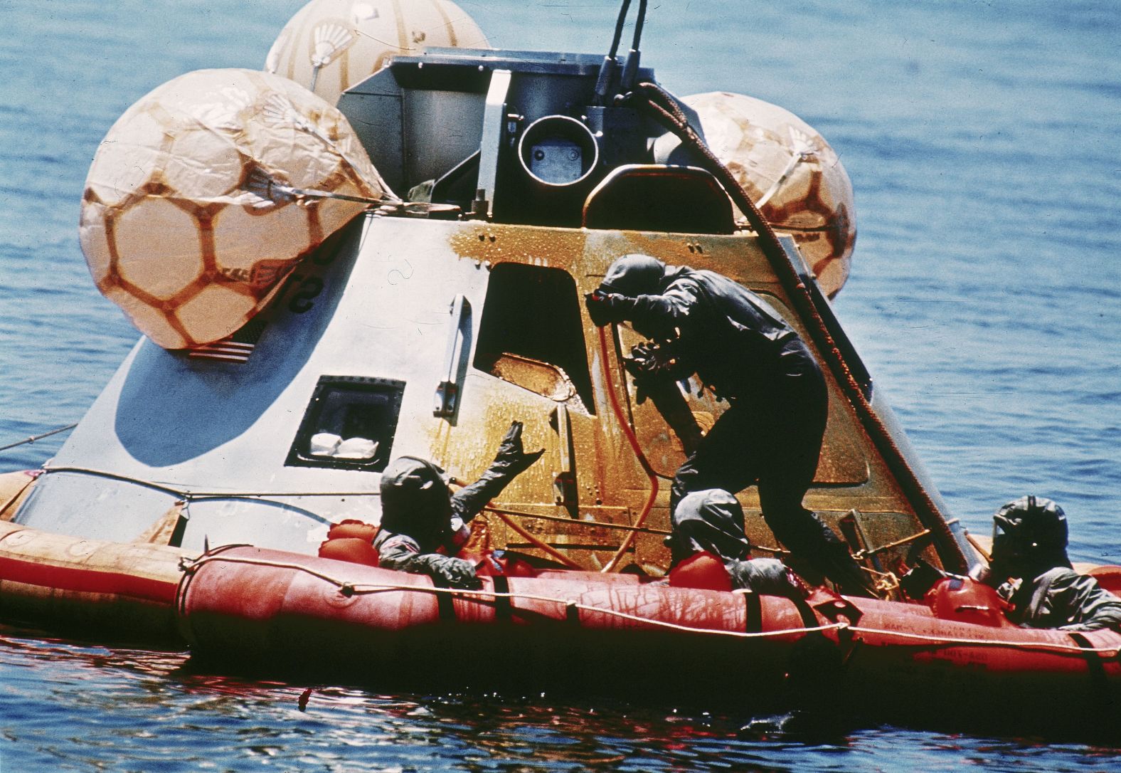 Apollo 11, 24 Temmuz 1969, reentry aracı, Pasifik Okyanusu, ABD Donanması, astronot kurtarma, uzay kapsülü inişi, Apollo görevi, astronot kurtarma operasyonu, deniz kurtarma, NASA, Apollo 11 dönüşü, insanlı uzay uçuşu, okyanus inişi