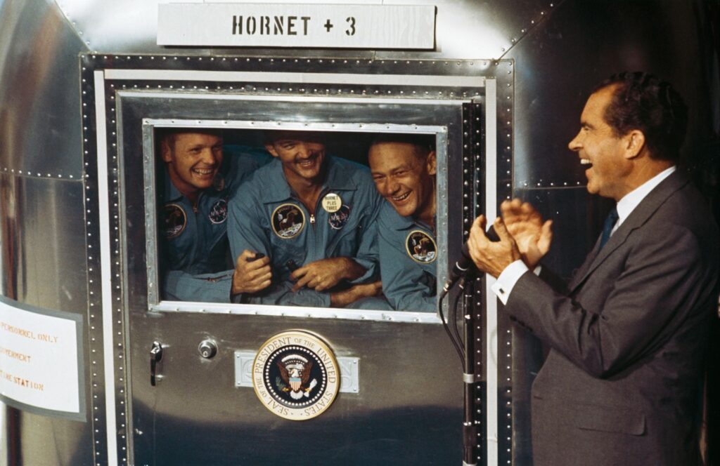 Nixon astronotlarla vakit geçiriyor, Apollo 11 karantina, Neil Armstrong, Michael Collins, Buzz Aldrin, Apollo 11 astronotları, Ay’a iniş, NASA, uzay misyonu, astronot karantinası, Apollo misyonu, Ay görevleri, 1969 Apollo 11, tarihi an, uzay keşfi