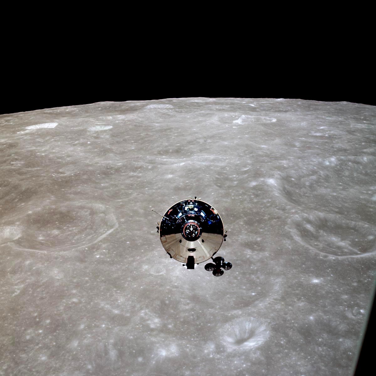 Apollo 10, Komuta Servis Modülü (CSM), translunar yolculuk, Ay yüzeyi, Ay yörüngesi, Dünya’nın doğuşu, yüksek irtifa fotoğrafları, Ay manzarası, Apollo görevi, NASA, astronot, uzay keşfi, Ay fotoğrafları, uzay aracı, Ay ufku, Apollo 10 Magazin 27/N