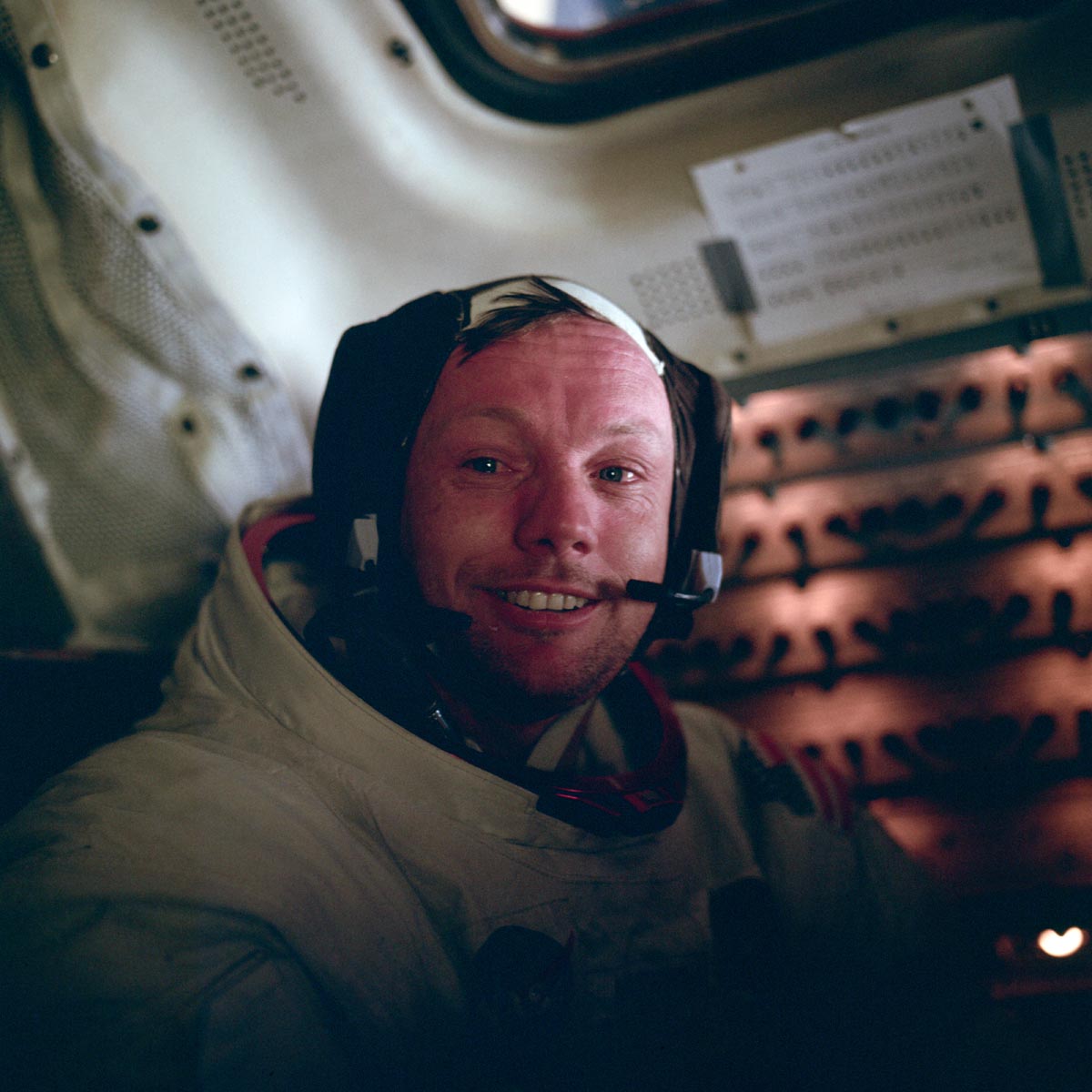 Neil Armstrong, Ay yürüyüşü, Apollo 11, Eagle iniş modülü, Ay’a ilk adım, 'Bir insan için küçük, insanlık için dev bir adım', NASA, Ay yüzeyine iniş, insanlı Ay görevi, Apollo programı, tarihi Ay yürüyüşü, astronot Neil Armstrong, uzay araştırmaları, NASA tarihi fotoğrafları, uzay görevleri, Ay keşfi, insanlı uzay uçuşu, Ay modülü içi, Ay’daki ilk insan, Neil Armstrong'un ünlü sözü