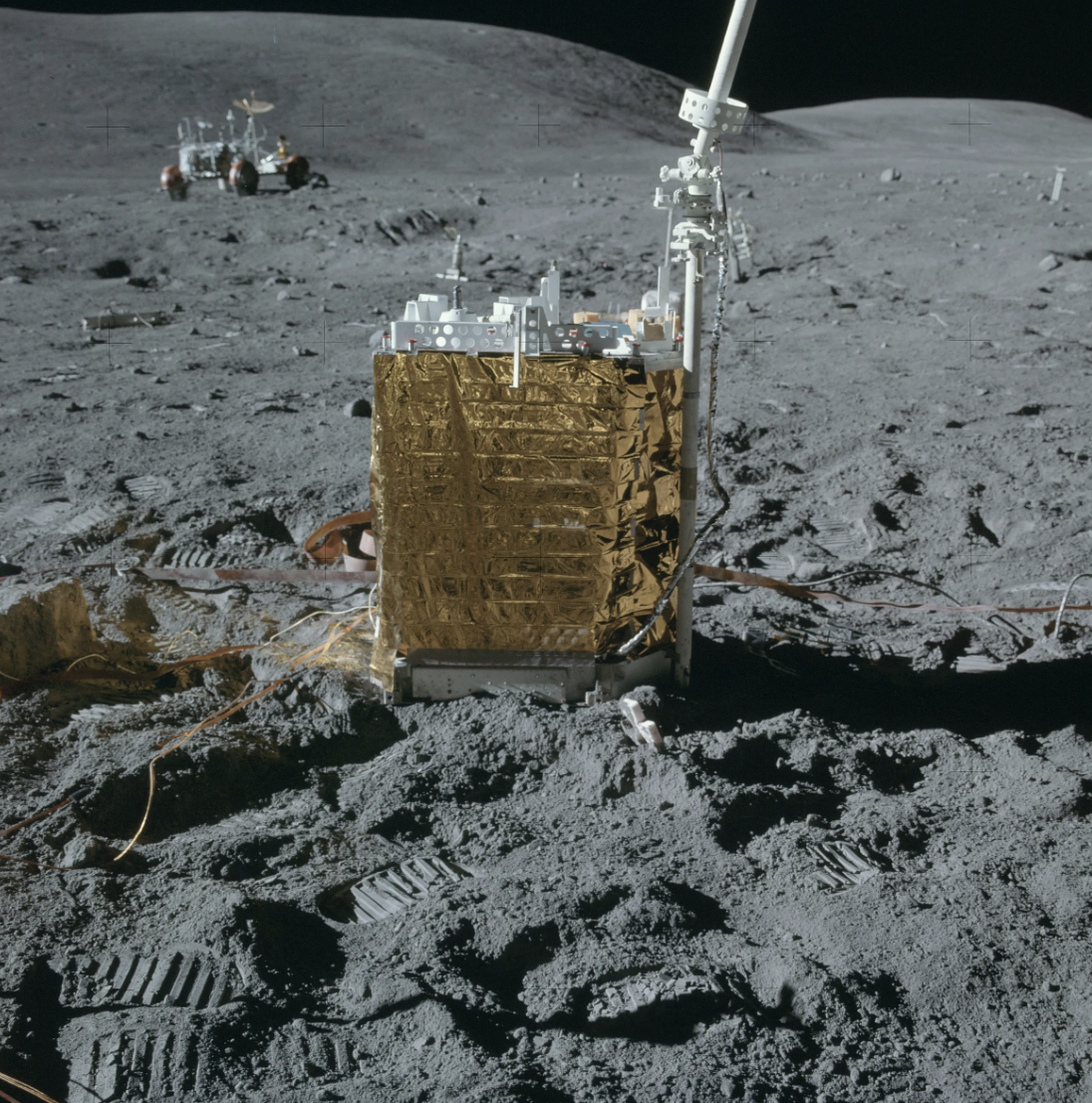 Apollo 16, Merkez İstasyon, Ay yüzeyi araştırması, NASA Apollo görevleri, Ay Rover aracı, Stone Mountain, Taş Dağı, Ay keşif aracı, Apollo astronotları, güneş karşısında Ay yüzeyi, Ay yüzeyinde ekipmanlar, Apollo 16 görevi, NASA Ay çalışmaları, Ay’da bilimsel deneyler, uzay keşfi, Ay’daki merkez istasyon