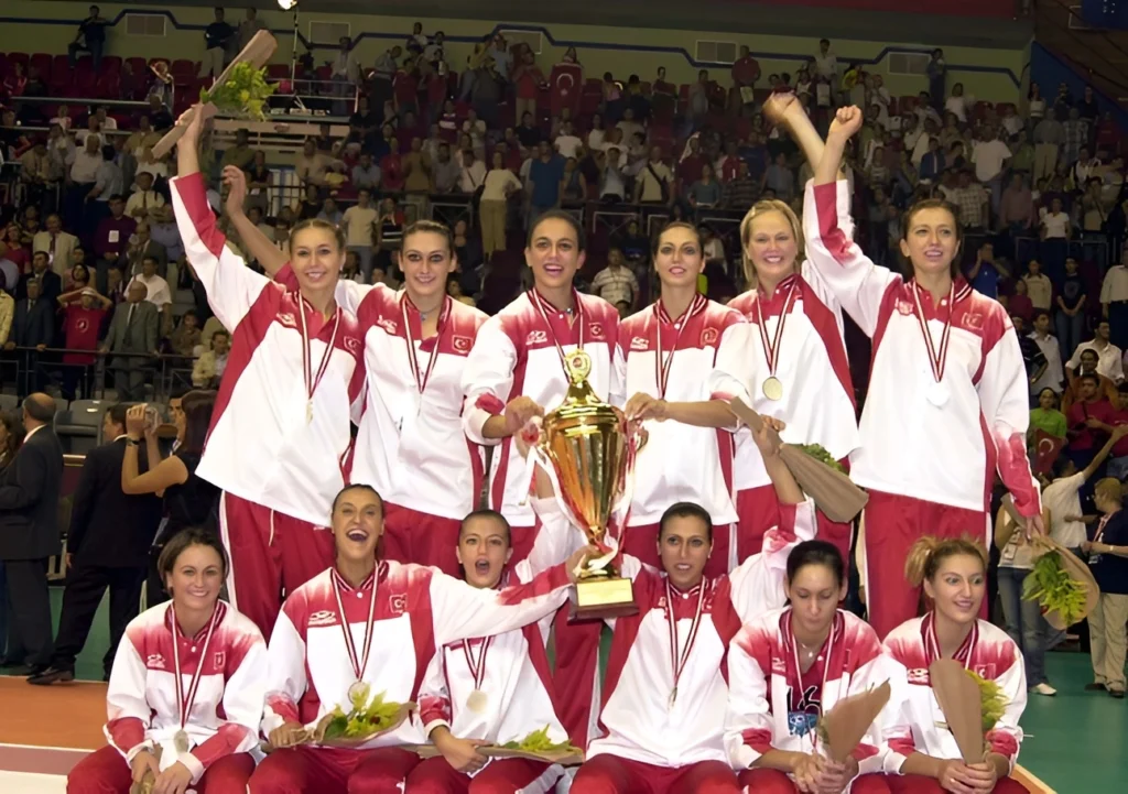 2003 avrupa ikinciliği, türk voleybolundaki ilk büyük başarı, 2003 Avrupa Şampiyonası Kadrosu, Bahar Mert, Esra Gümüş, Sinem Akap, Özlem Özçelik, Aysun Özbek. Natalia Hanikoğlu, Mesude Kuyan, Pelin Çelik, Çiğdem Can, Gülden Kayalar, Seda Tokatlıoğlu, Neslihan Demir, Reşat Yazıcıoğulları