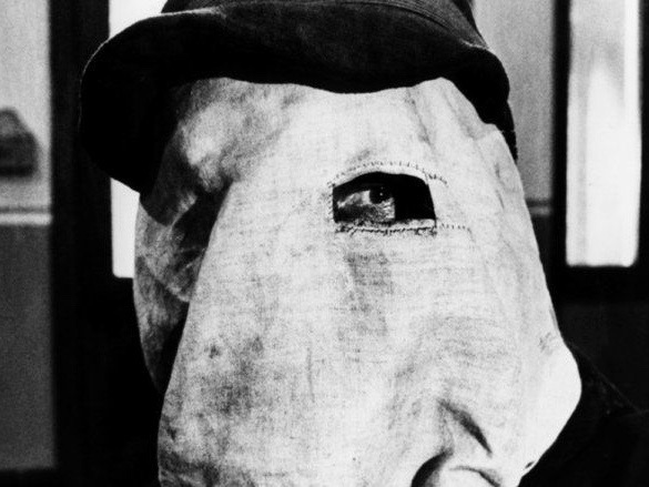 The Elephant Man sahnesi, David Lynch başyapıtı, biyografik dram, John Merrick hikayesi, Lynchian dram, duygusal film sahneleri, siyah beyaz sinematografi, insanlık ve farklılık teması, kült film görselleri, tarihi biyografi filmleri, sinema başyapıtı sahneleri, David Lynch film estetiği, unutulmaz film sahneleri, trajik hikaye anlatımı, film ve insanlık dersi, klasik sinema ikonu