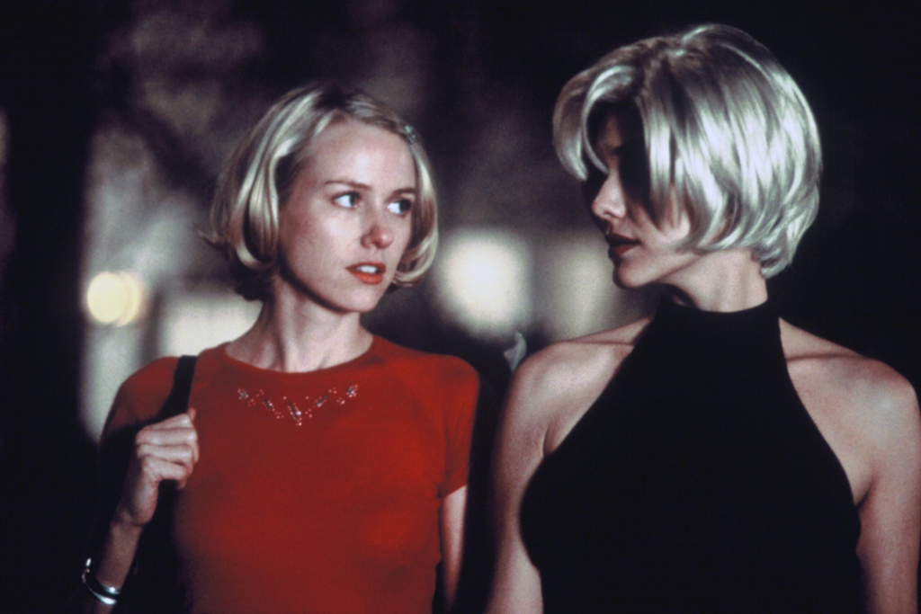 Mulholland Drive sahnesi, David Lynch kült filmi, Lynchian gizem, sürrealist sinema, psikolojik gerilim sahneleri, unutulmaz film anları, karmaşık film hikayesi, sinema ve rüya teması, Naomi Watts performansı, sinema başyapıtı sahneleri, bilinçaltı ve sinema, David Lynch sinema estetiği, noir film atmosferi, sinema ve gizem birleşimi, etkileyici görsel anlatım, sinema ikonografisi