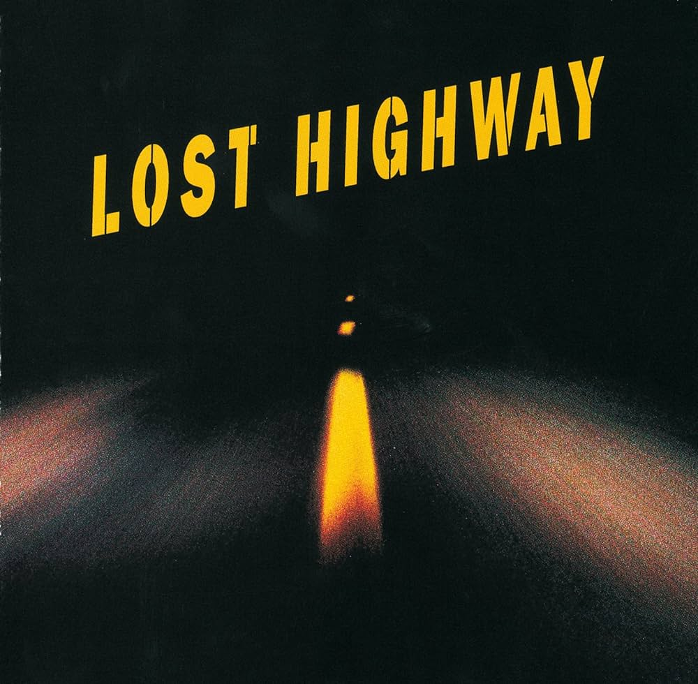 Lost Highway sahnesi, David Lynch neo-noir, Lynchian psikolojik gerilim, sürrealist sinema, sinema ve kimlik teması, Patricia Arquette performansı, sinematografik rüya atmosferi, karanlık film estetiği, gizemli film sahneleri, kült film görselleri, sinema ve bilinçaltı, noir film estetiği, unutulmaz film anları, David Lynch sinema dili, sinema ve paranoya teması, sıradışı film hikayesi, Lynch tarzı