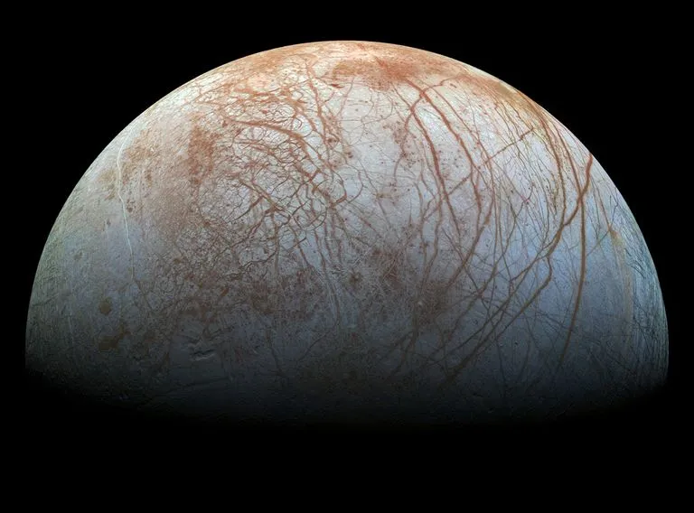 NASA Galileo uzay aracının kaydettiği, Jüpiter ve uyduları sisteminin buzlu gök cismi Europa'nın çatlaklarla kaplı jeolojik yüzeyini gösteren gerçek renkli görsel.