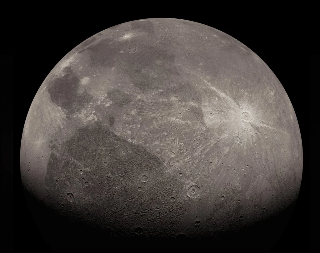 NASA Juno uzay aracı tarafından çekilen, Jüpiter ve uyduları içindeki en büyük buzlu uydu Ganymede'nin detaylı yüzey görseli.