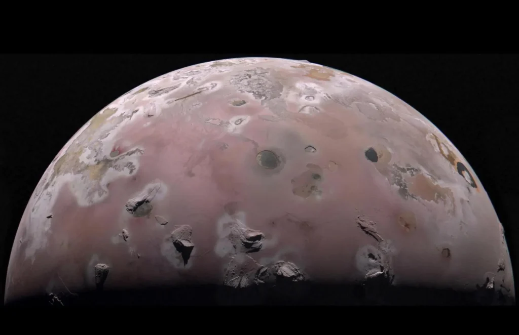 NASA Juno uzay aracının kaydettiği, Jüpiter ve uyduları içindeki en aktif volkanik gök cismi olan Io'nun kuzey kutup bölgesi.